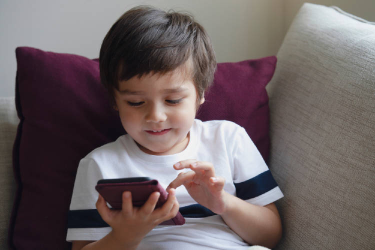 niño usando smartphone telefono inteligente