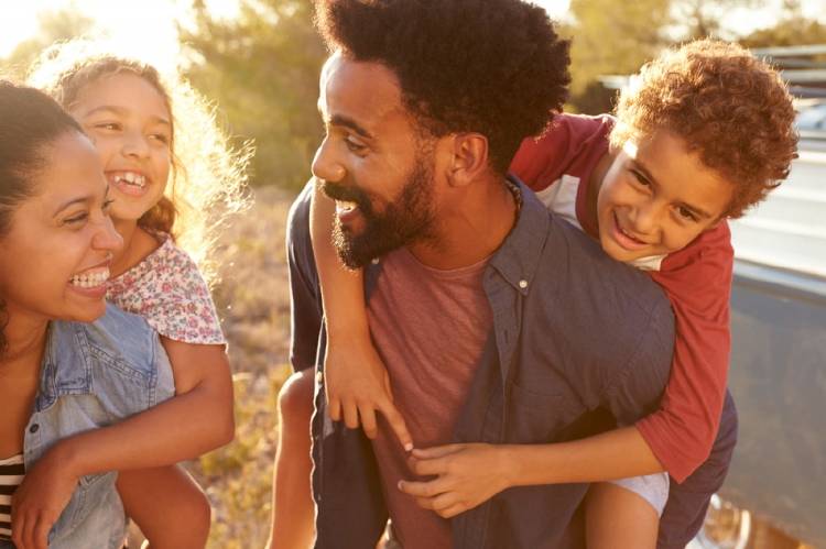 Familia padre hijos Un padre de familia compartiendo tiempo con sus hijos