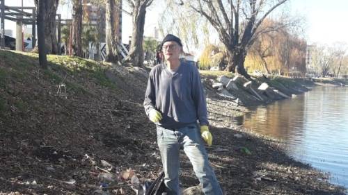 Pidió ayuda a sus vecinos para limpiar un lago. Nadie lo ayudó, ¡entonces lo hizo solo!