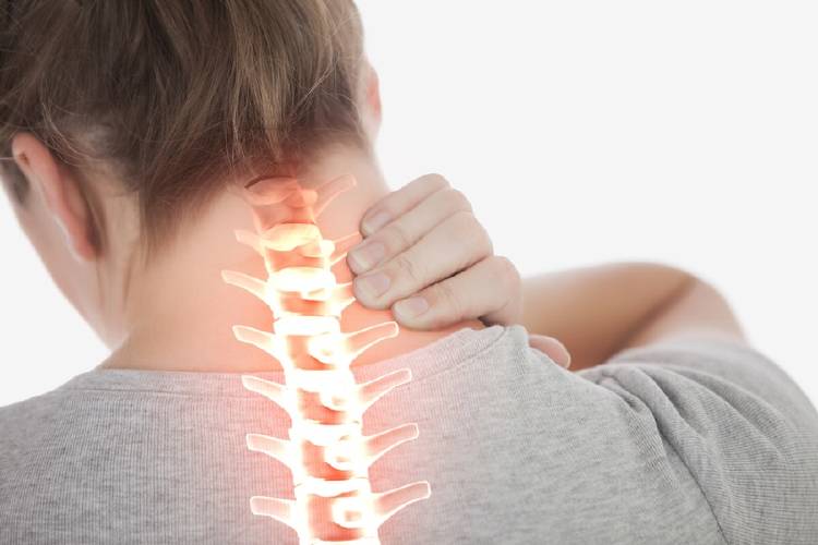 Una mujer con dolor cervical