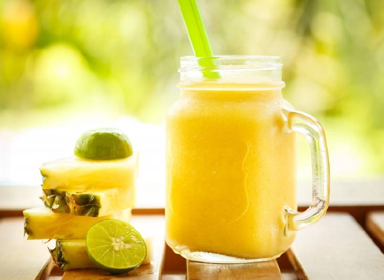 Un vaso de smoothie de piña y lima