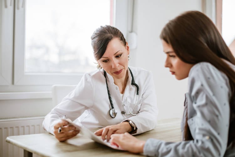 Una mujer en una consulta con el médico