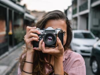 Mujer tomando una fotografía