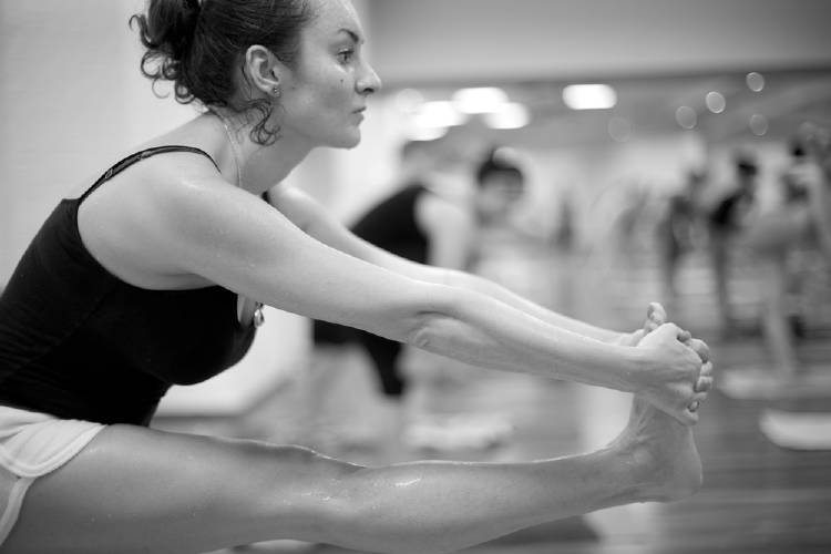 yoga mujer practica yoga