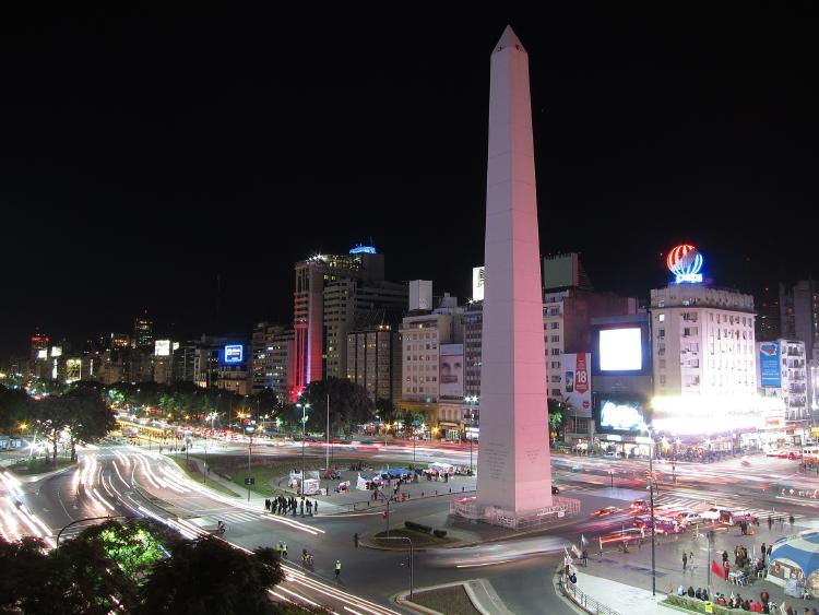 Vista nocturna del Obelisco y la avenida 9 de julio, Ciudad de Buenos Aires Vista nocturna del Obelisco y la avenida 9 de julio, Ciudad de Buenos Aires