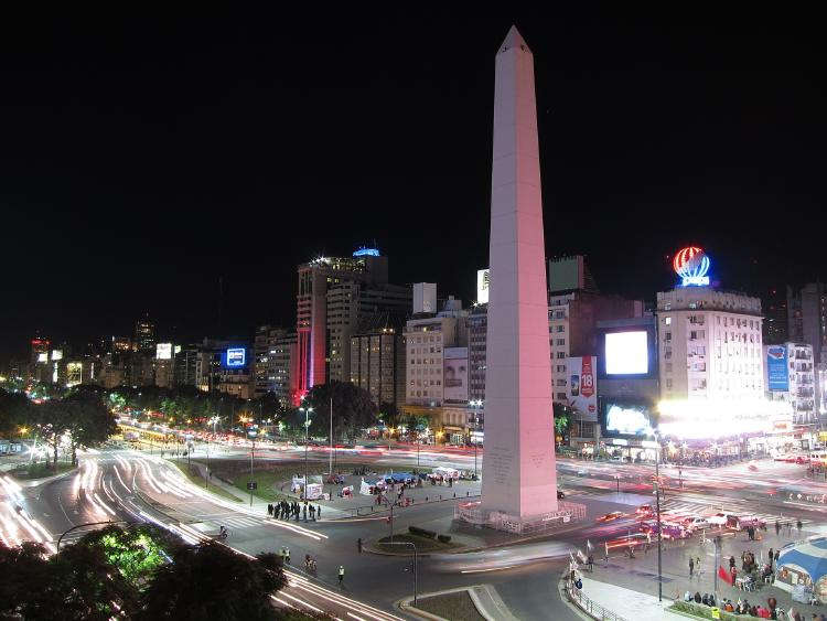 Vista nocturna del Obelisco y la avenida 9 de julio, Ciudad de Buenos Aires