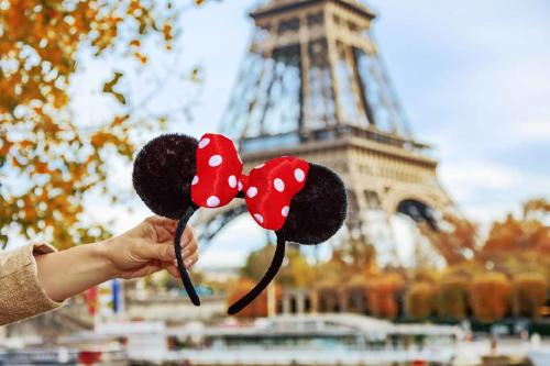 Convierten a Disneyland París en un centro de vacunación contra el coronavirus