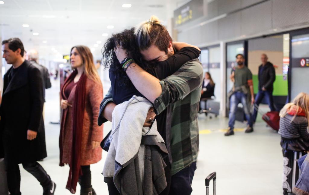 abrazo aeropuerto