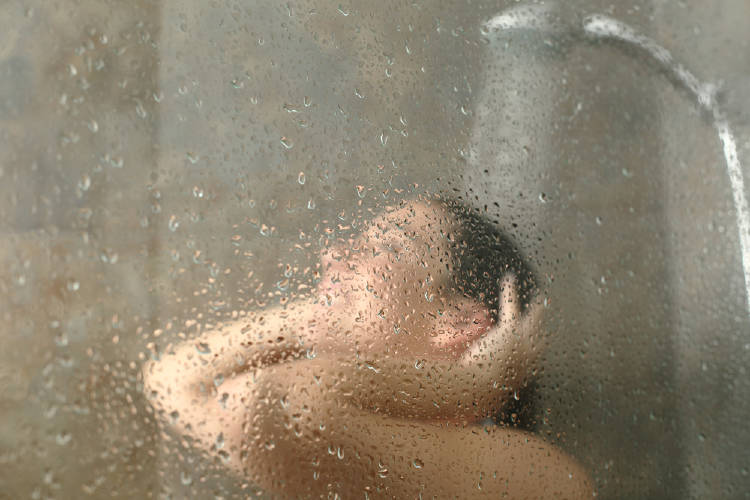 Una mujer bajo la ducha