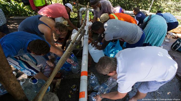 Durante la crisis de Ciudad del Cabo, los vecinos debían recoger agua en puntos predeterminados.