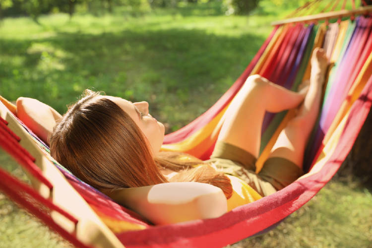 Una mujer recostada al sol