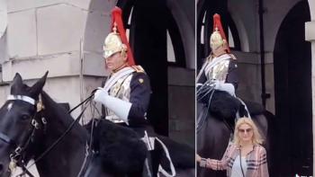 Guardia real de Inglaterra con turista Guardia real de Inglaterra con turista