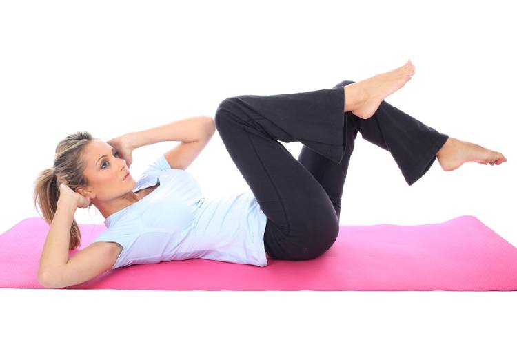 mujer-abdominales-bicicleta mujer haciendo abdominales bicicleta