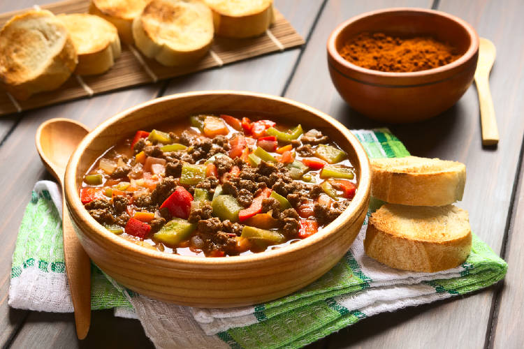 Gulash vegano hecho con soja texturizada