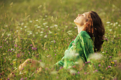 Mujer descansando en la naturaleza