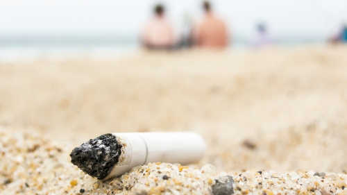 Colilla de cigarrillo en la playa