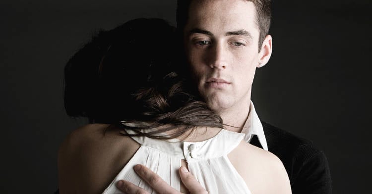 señales-indican-conociste-amor-vida-momento-equivocado vista frontal de una pareja dando se un abrazo, triste, despedidas.