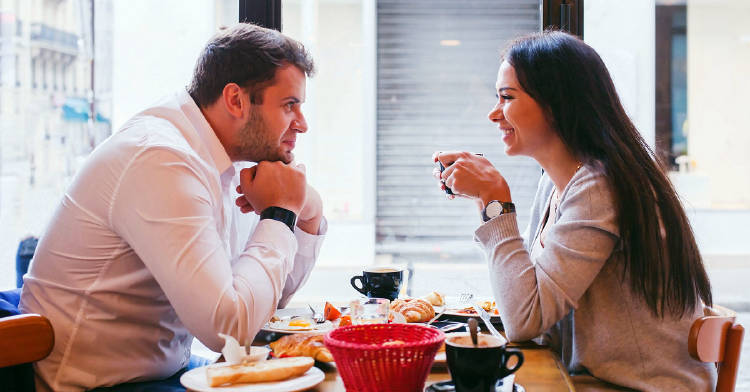 pareja tomando una merienda en una cita