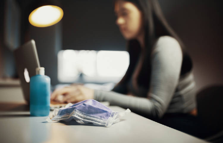 mujer trabaja computadora barbijo mujer trabaja computadora barbijo