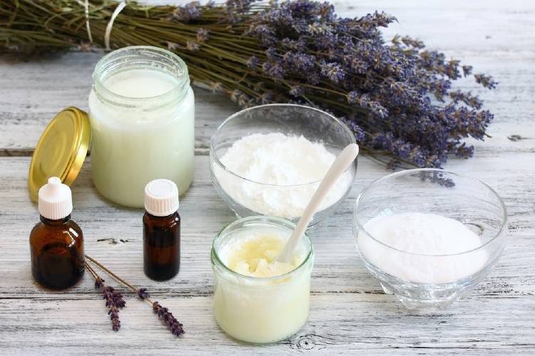 elementos de cosmética natural: aceite de coco y lavanda