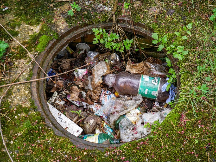 coladera con plastico contaminando la ciudad