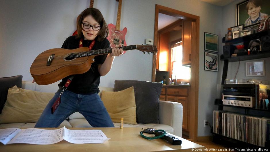Elliott Tanner toca su guitarra en casa antes de dirigirse a la Universidad acompañado y conducido por su madre (2019).