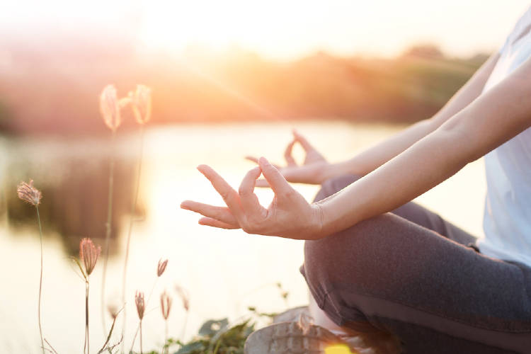 Una mujer meditando en la naturaleza