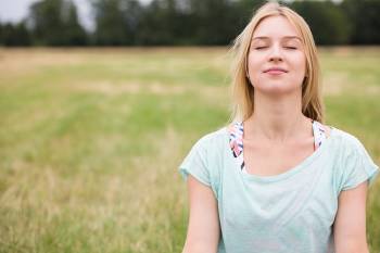 intuicion mujer rubia medita al aire libre
