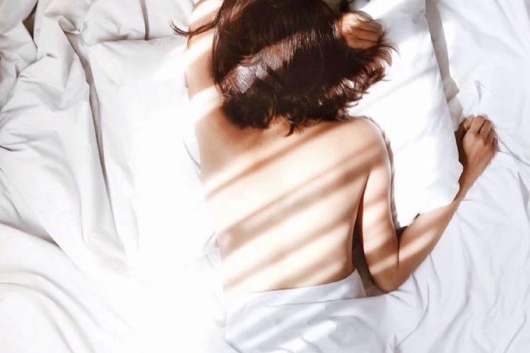 mujer durmiendo Dormir sin ropa es saludable según estudios científicos (Foto: Pinterest)