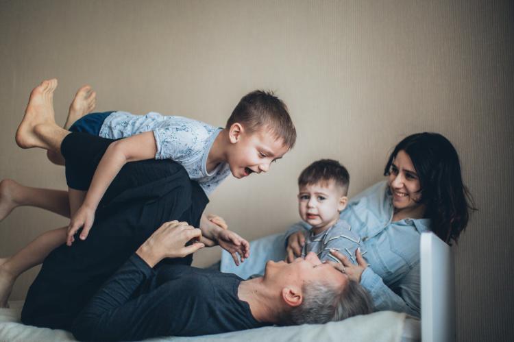 Familia jugando