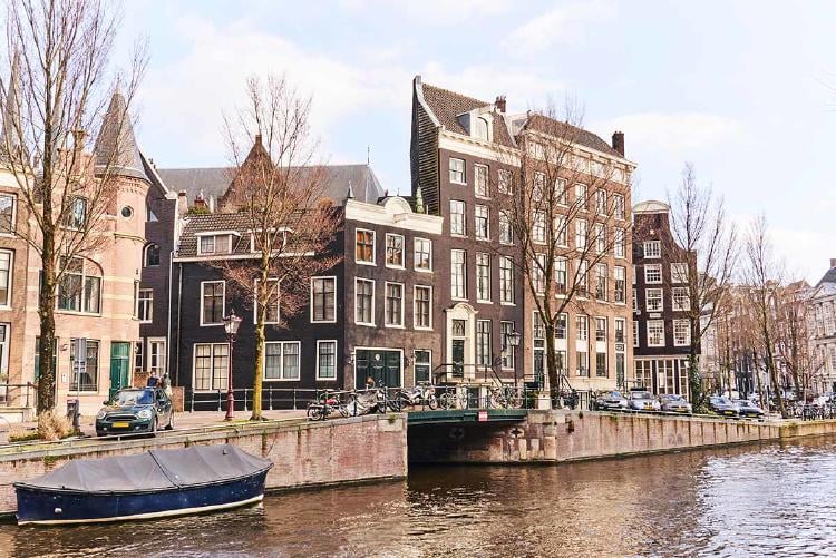 canal Singel en Ámsterdam AdobeStock_512585445