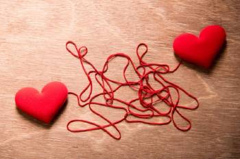 Hilo rojo Dos corazones unidos por un hilo rojo