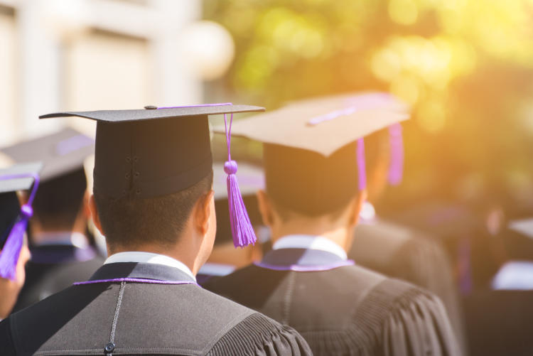 Jóvenes en graduación