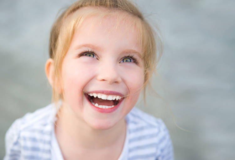 Una niña sonriente