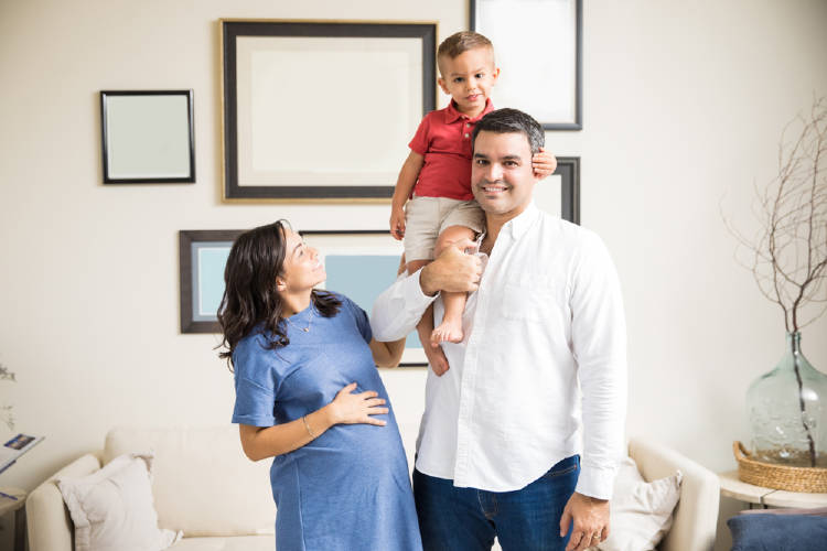 familia con hijo mujer embarazada familia con hijo mujer embarazada