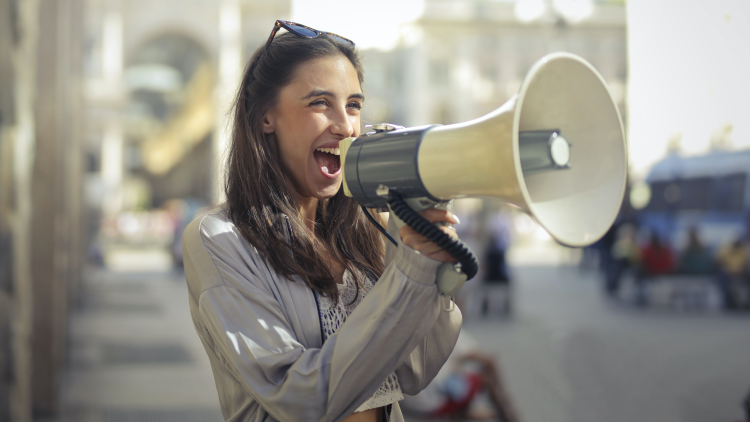 Foto de Andrea Piacquadio en Pexels Mujer activista hablando por un megáfono