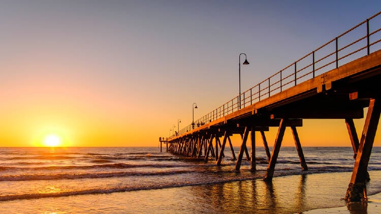 puesta de sol en la playa en adelaide australia