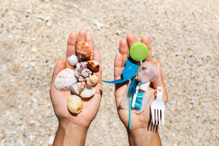 plástico manos playa