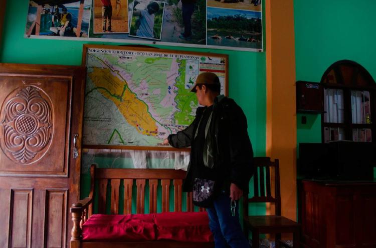 Río Beni Álex Villca, dirigente indígena, explica el avance de la minería por el norte de La Paz. Álex Villca, dirigente indígena, explica el avance de la minería por el norte de La Paz.