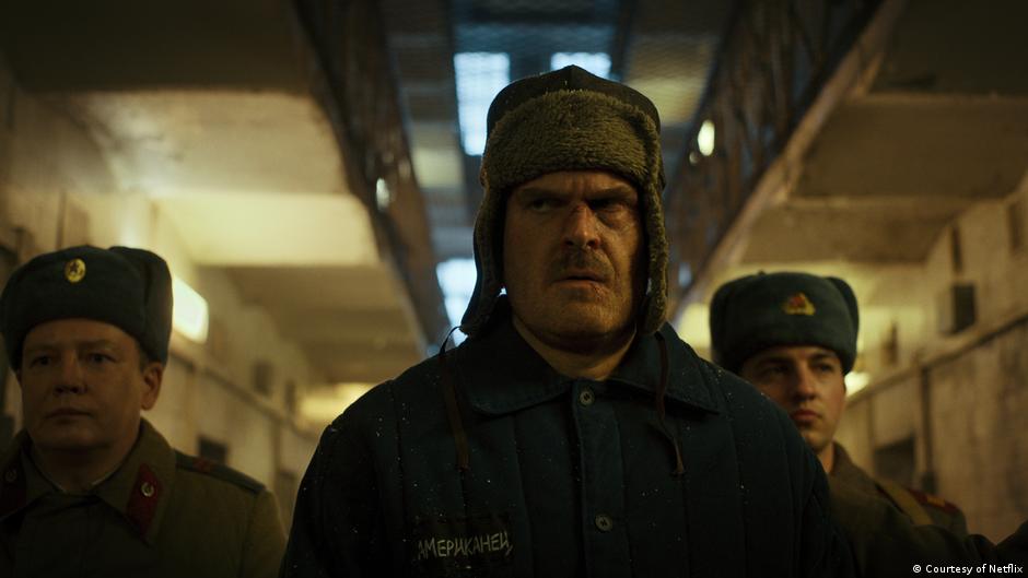 Jim Hopper en Stranger Things Podría surgir un romance entre Jim Hopper (David Harbour, centro) y Joyce Bryce (interpretada por la actriz de culto Winona Ryder).