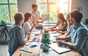 Personas trabajando en una oficina