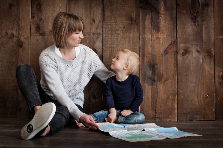 Una madre sentada junto a su niño