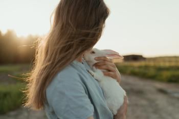 mujer conejo abrazo