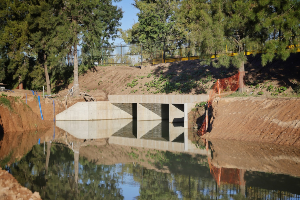 El objetivo es agrandar el reservorio para contener más el caudal del emisario del arroyo Medrano. 