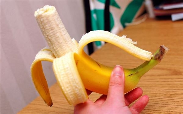 youre-actually-supposed-to-peel-the-banana-from-the-bottom
