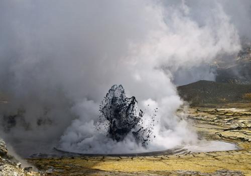 Volcán de lodo en Colombia provoca sorpresivas erupciones