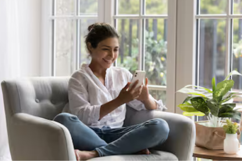 Mujer con celular Los test motivan la capacidad cognitiva