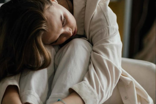 mujer replegada El aumento sostenido de las temperaturas globales no solo transforma el planeta: también puede estar debilitando tu sistema óseo sin que lo sepas.