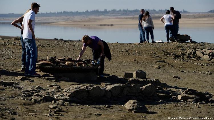 La crisis de sequía de California ha expuesto reliquias sumergidas de la era de la fiebre del oro.