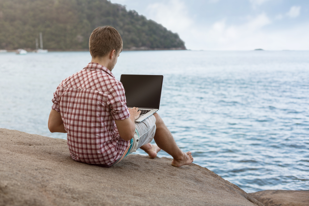 nomada digital nomada digital trabaja en la playa desde su computadora